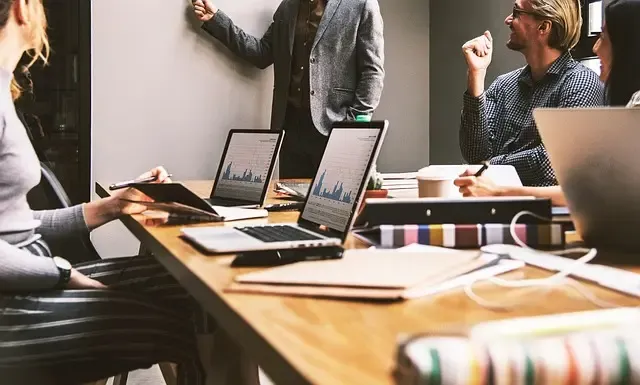 AI i automatyzacja procesów: skalowanie średnich firm